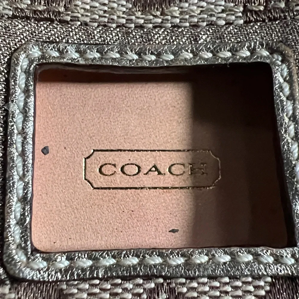 Coach iPod Shuffle Case /w Golden Strap - Picture 4 of 4